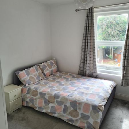 A Private & Beautiful Bedroom With Shared Bathroom In The Heart Of Борнмут Экстерьер фото